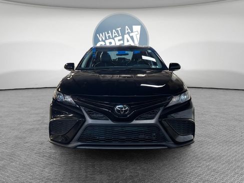 Used 2022 Toyota Camry SE w/ Cold Weather Package FWD image 9