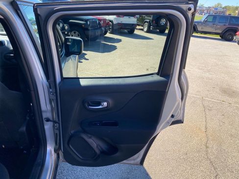 Used 2021 Jeep Renegade Latitude w/ Convenience Group image 62