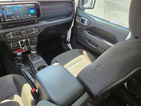Used 2024 Jeep Gladiator Mojave image 15