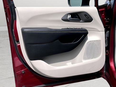 Certified 2023 Chrysler Pacifica Touring-L FWD image 17