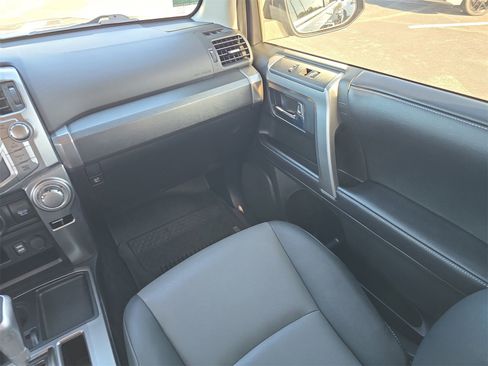 Used 2019 Toyota 4Runner SR5 Premium image 12