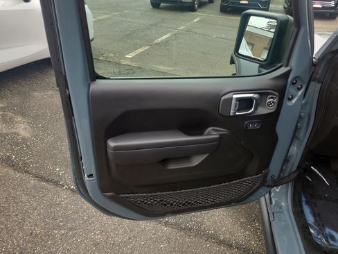 Used 2024 Jeep Wrangler Unlimited image 15