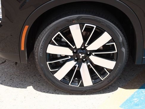 New 2025 Mitsubishi Outlander SE image 2