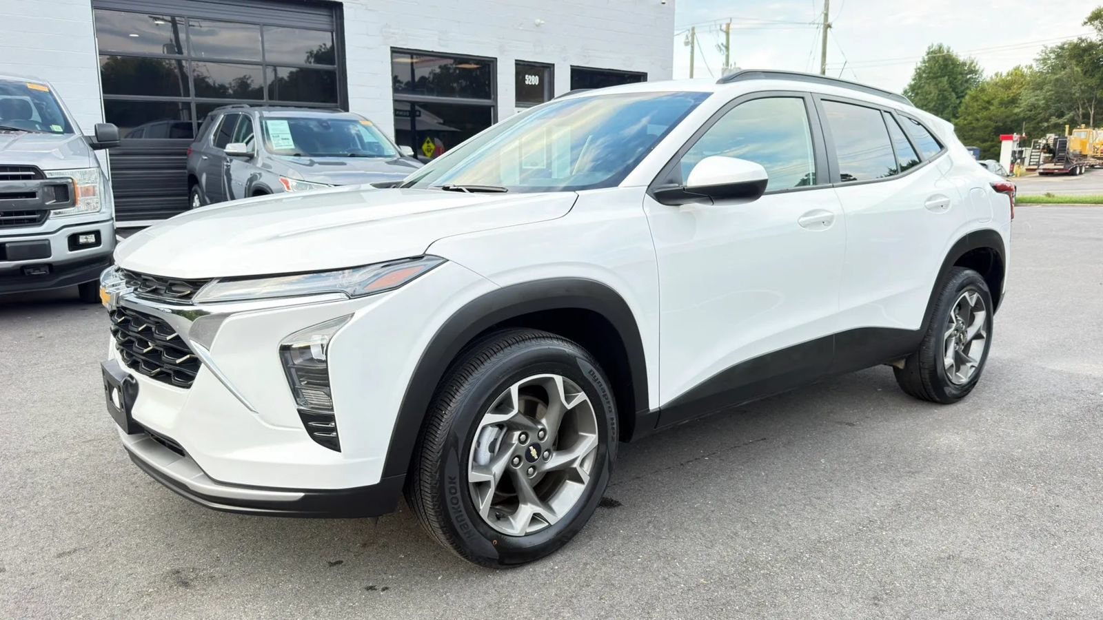 Used 2025 Chevrolet Trax LT FWD image 11