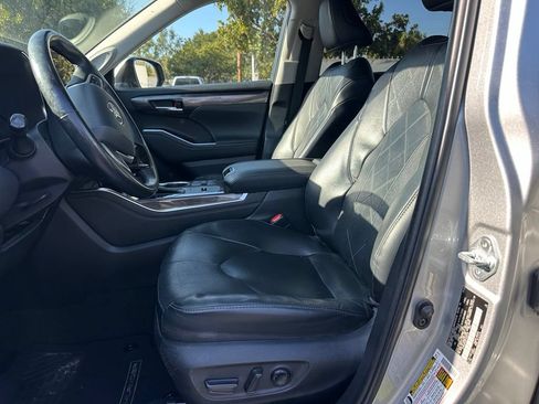 Used 2023 Toyota Highlander Platinum FWD image 11