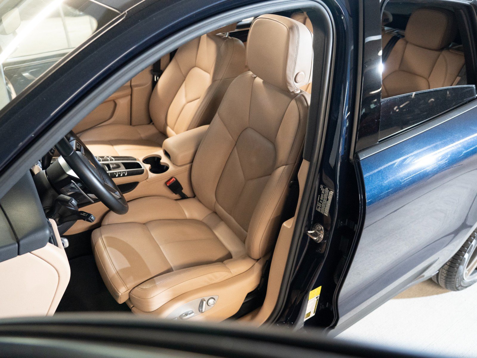Certified 2020 Porsche Macan AWD/4WD image 5