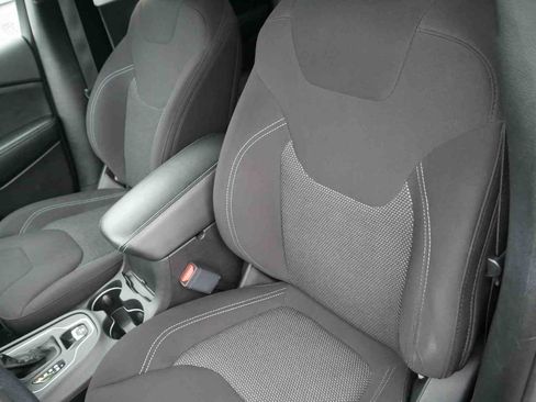 Used 2019 Jeep Cherokee Latitude w/ Popular Appearance Group image 24