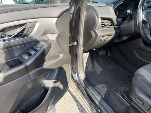 Used 2022 Chevrolet Traverse LT FWD image 10