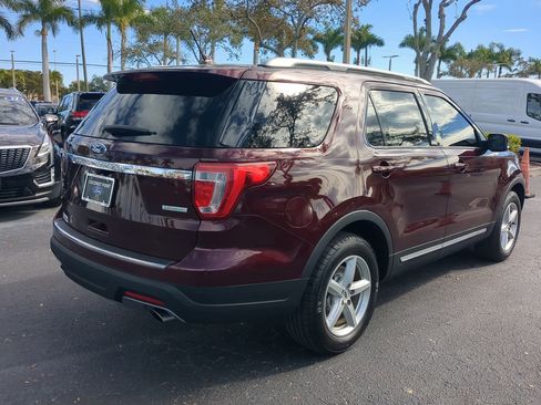 Used 2018 Ford Explorer XLT w/ Equipment Group 202A image 4