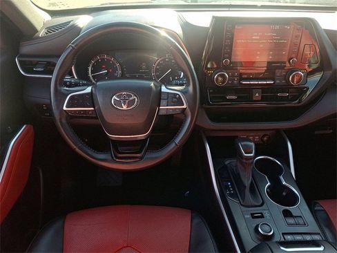 Used 2022 Toyota Highlander XSE image 11