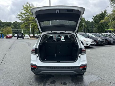 Used 2025 Volkswagen Taos SE image 25