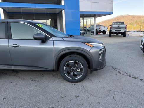 Used 2025 Nissan Rogue SV FWD image 2