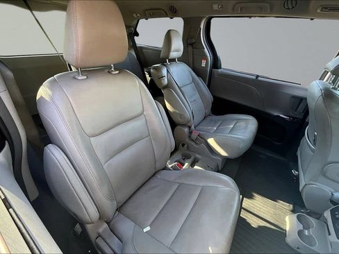 Used 2019 Toyota Sienna XLE FWD image 20
