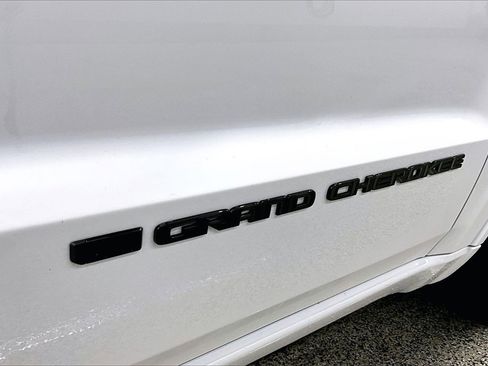 Used 2022 Jeep Grand Cherokee Laredo X image 25