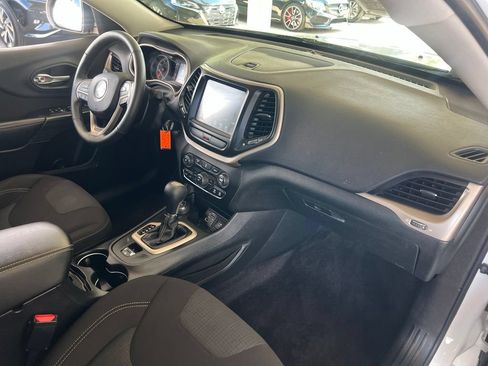 Used 2016 Jeep Cherokee Latitude w/ Cold Weather Group AWD/4WD image 20