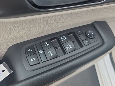 Used 2024 Chrysler Pacifica Touring-L FWD image 13