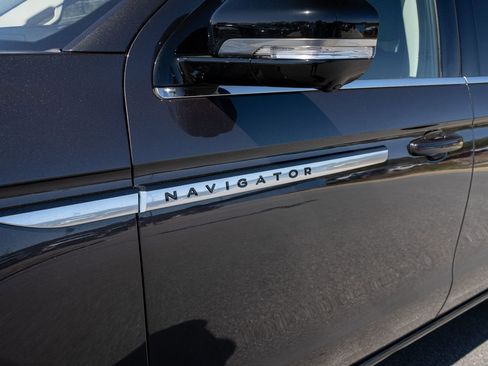 Used 2025 Lincoln Navigator L Reserve AWD/4WD image 13
