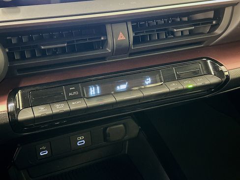 Used 2025 Toyota Prius Plug-In Hybrid image 24