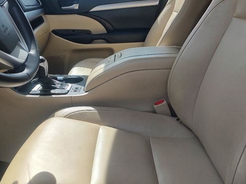 Used 2016 Toyota Highlander XLE w/ Four Season Floor Mat Package AWD/4WD image 6