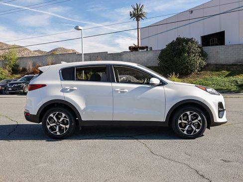 Used 2022 Kia Sportage LX image 3