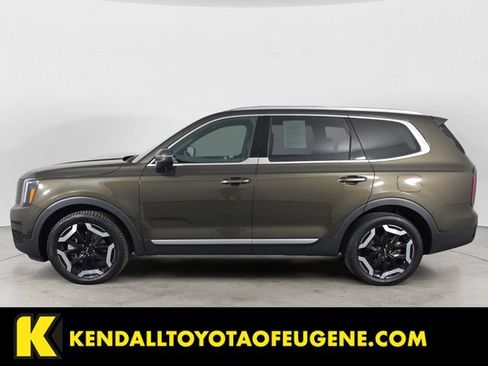Used 2024 Kia Telluride EX w/ EX Captain's Chair Package AWD/4WD image 2