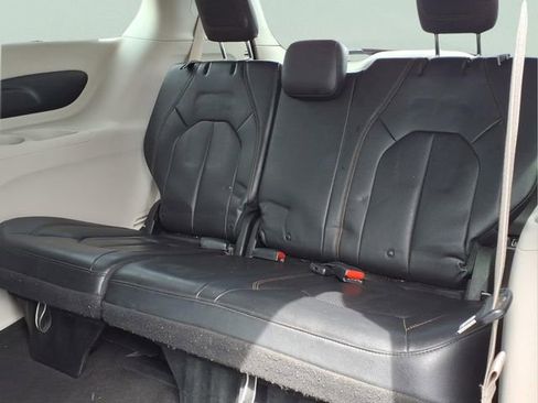 Used 2018 Chrysler Pacifica Touring-L FWD image 22