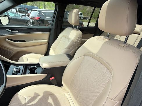 Used 2024 Jeep Grand Cherokee Limited w/ Luxury Tech Group II image 17