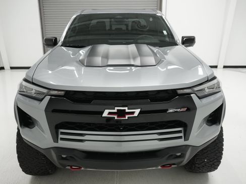 Used 2025 Chevrolet Colorado ZR2 w/ Technology Package AWD/4WD image 2