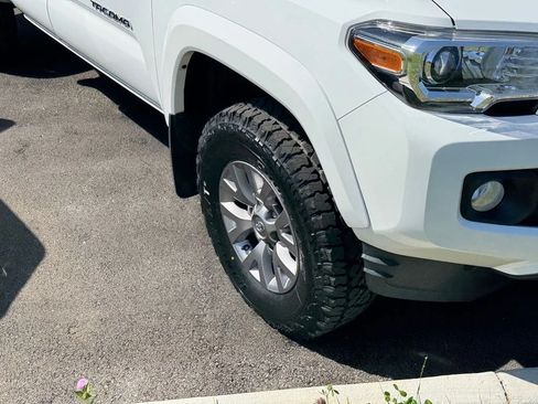 Used 2017 Toyota Tacoma SR5 w/ Tow Package AWD/4WD image 9