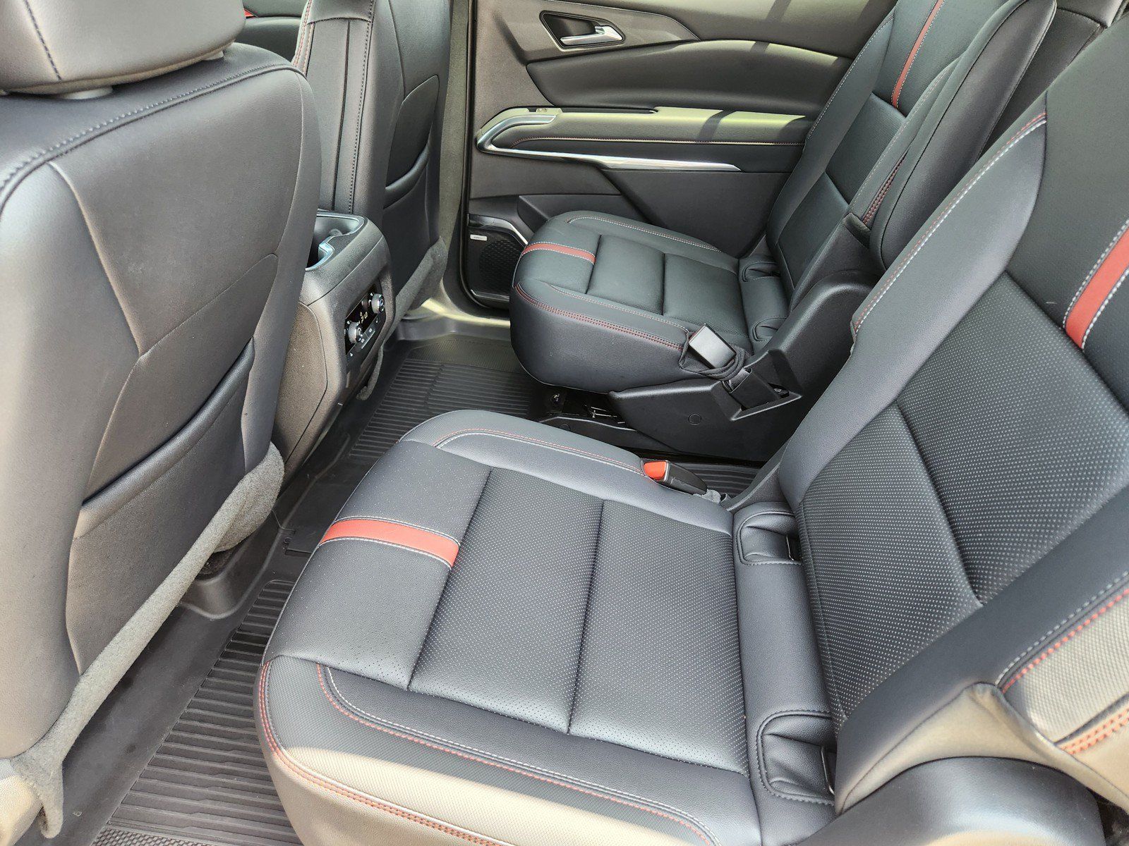 Used 2026 Chevrolet Traverse RS w/ LPO, Floor Liner Package FWD image 13