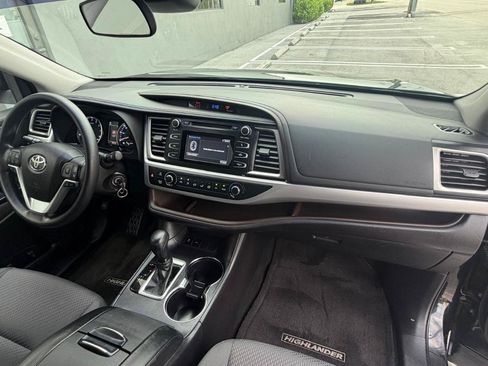Used 2018 Toyota Highlander LE FWD image 15