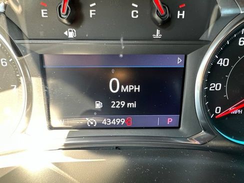 Used 2022 Chevrolet Traverse LT FWD image 17