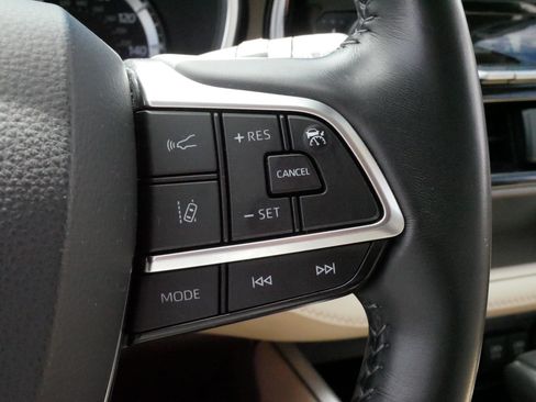 Certified 2021 Toyota Highlander XLE AWD/4WD image 26