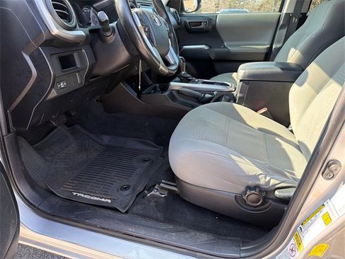 Used 2016 Toyota Tacoma SR5 w/ SR5 Appearance Package (SN) image 9