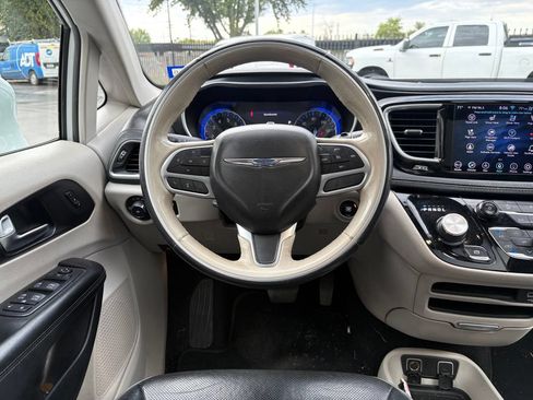 Used 2020 Chrysler Pacifica Limited FWD image 6