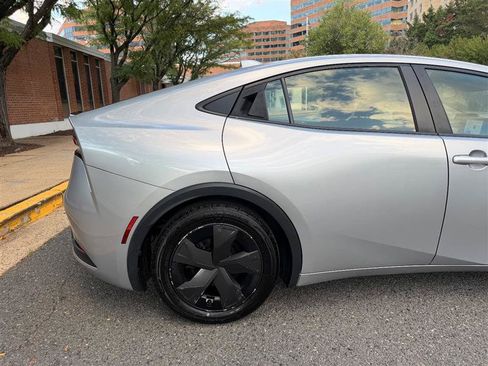 Used 2023 Toyota Prius LE FWD image 8