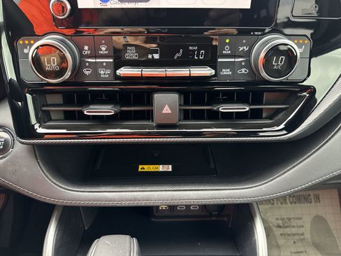 Used 2023 Toyota Highlander XSE FWD image 17