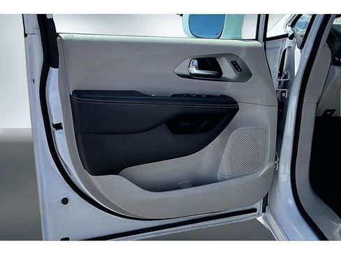 Used 2022 Chrysler Pacifica Touring-L w/ Uconnect Theater Family Group AWD/4WD image 17