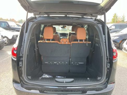 New 2026 Chrysler Pacifica Pinnacle image 12