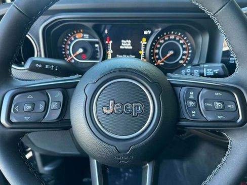 Used 2025 Jeep Wrangler Unlimited Rubicon w/ Convenience Group AWD/4WD image 23