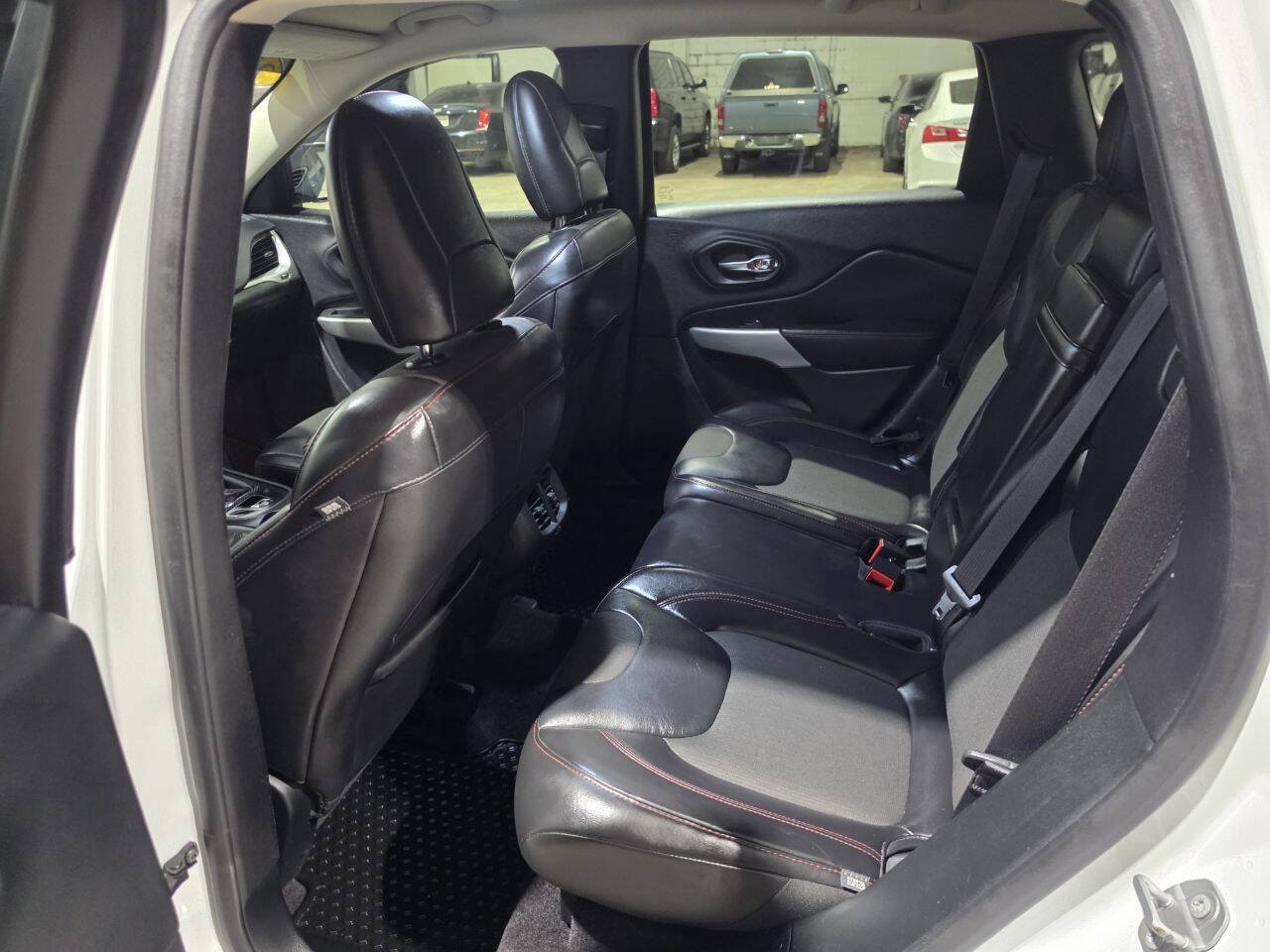 Used 2017 Jeep Cherokee Trailhawk w/ Comfort/Convenience Group AWD/4WD image 26