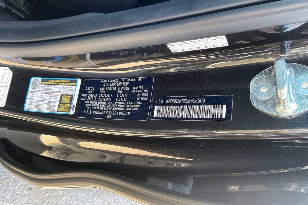 Used 2025 Kia Carnival FWD image 5