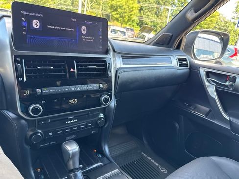 Used 2023 Lexus GX 460 Premium w/ Accessory Package AWD/4WD image 19