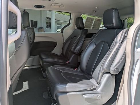 Used 2023 Chrysler Pacifica Touring-L FWD image 15