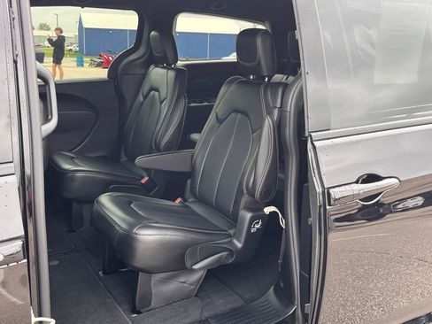 Used 2024 Chrysler Pacifica Touring-L w/ S Appearance Package image 18