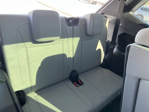 Certified 2022 Volkswagen Tiguan SE R-Line image 31