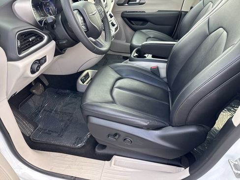 Used 2024 Chrysler Pacifica Touring-L FWD image 16