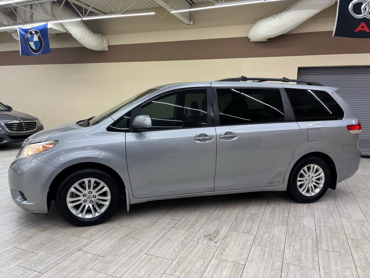 Used 2012 Toyota Sienna XLE w/ XLE Navigation Pkg FWD image 5