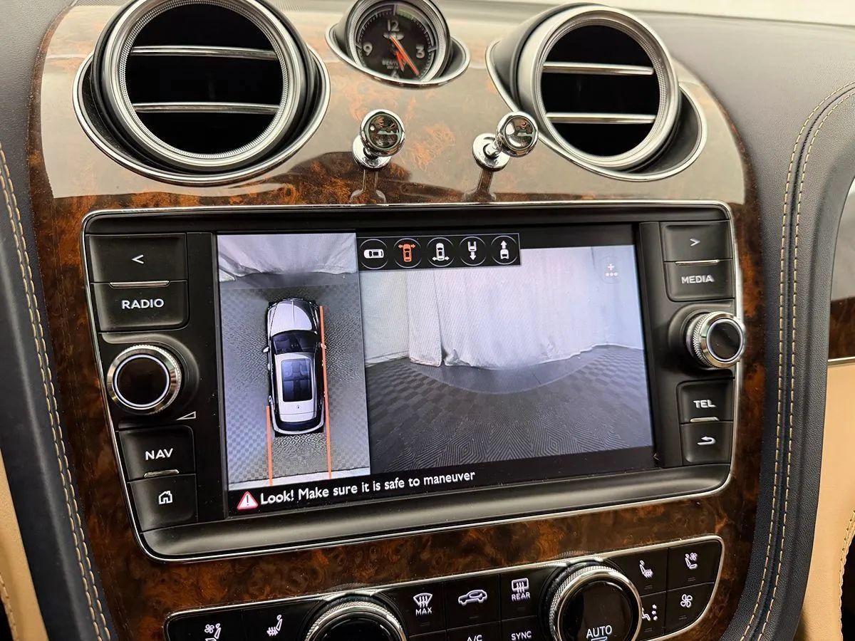 Used 2017 Bentley Bentayga AWD/4WD image 25