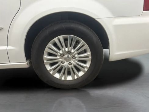 Used 2016 Chrysler Town & Country Limited FWD image 28